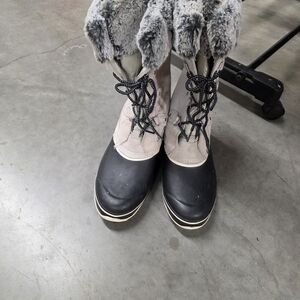 Khombu Women's Black and Cream Winter Boots